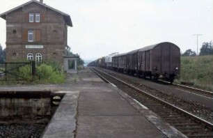 Großaltdorf Empfangsgebäude Bahnsteig Laderampe Ladegleis Güterzug Zugschluss