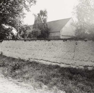 Äußere Lehmmauer hinter den Gehöften
