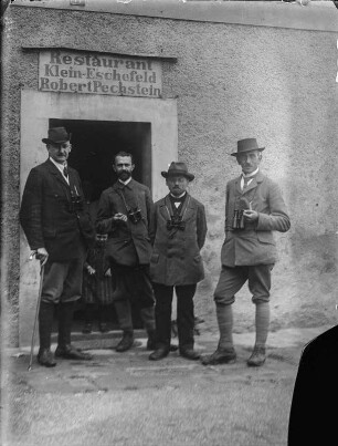 Gruppenaufnahme mit Rudolf Zimmermann : Rudolf Zimmermann (2. von links), und drei weitere Ornithologen vor dem Restaurant Klein-Eschefeld.