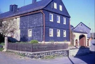 Bauernhaus mit Vorgarten, Tormauer