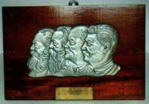Wandbild mit Porträts von Marx, Engels, Lenin, Stalin