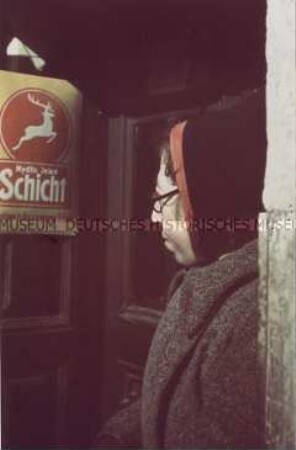 Rzeszow, Frau vor einem Werbeschild