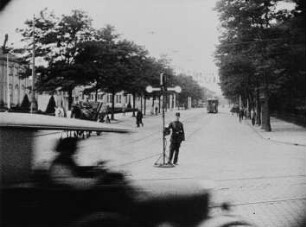 Straßenszene aus dem Dokumentarfilm "Die Regelung des Großstadtverkehrs": Blick in die Lennéstraße