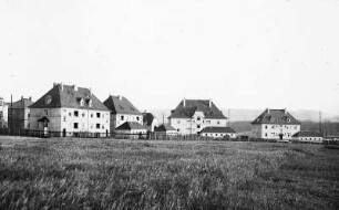 Coswig, Hohe Straße 1-7 und Naundorfer Straße 42 und 44. Hofansicht und Gartenseite der Vierfamilienhäuser Hohe Straße und Straßenseite der Doppelhäuser Naundorfer Straße (Siedlungsbau 1924/1925)