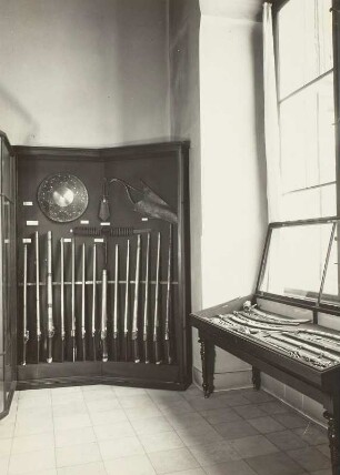 Raumaufnahmen Stallgebäude und Zwinger : Dresden, Johanneum, Obergeschoss, Historisches Museum, Orientalischer Saal, Saal 10, Eckschrank an der Wand zur Kanzlei und Tischvitrine in der Fensternische