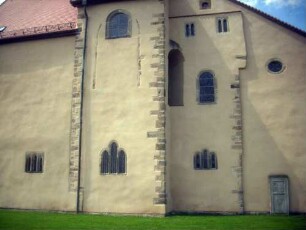 Langhaus von Osten mit Fenstern und Bossensteinen