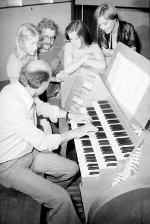 Freiburg; Littenweiler: Pädagogische Hochschule; Klasse für Orgelmusik, an der Orgel Prof. Müller-Lance und Studenten