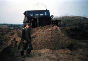 Planierraupe auf einer Halde bei Bitterfeld : Planierraupe auf einer Halde bei Bitterfeld