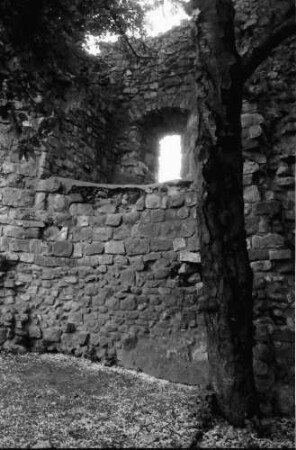 Staufen: Staufener Burg; Mauerfenster und Nischen
