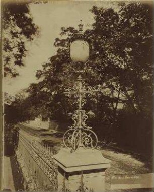 Ohne Titel (Am Karlsbad 3, Kandelaber am Eingang)