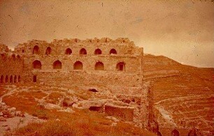 [Al-Karak] Kerak Ob. Hof Innenseite d. Donjon [Blick nach] S.