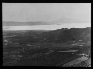 Blick von den Bergen bei Llica auf den Salar de Uyuni mit dem Cerro Tunupa im Hintergrund