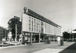 Dresden-Altstadt. Art forum/art'otel, Maxstraße/Könneritzstraße, Ostra-Allee (1994/1995). Eckansciht mit Skulöptur von A. Penck
