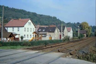 Ortseingang von Kleineutersdorf her; Eisenbahnlinie Jena-Rudolstadt