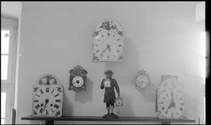 Freiburg: Augustinermuseum, alte Schwarzwalduhren und Uhrmacher Figur