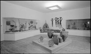 Freiburg: Völkerkundemuseum, Raum mit Trommeln, Süd- und Ostafrika