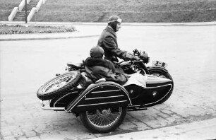 Bukarest: Motorrad von der Beiwagenseite