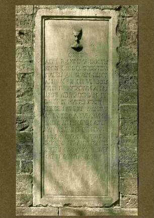 Katholische Kirche. Grabstein des Pfarrers Gottfried Stadelmann, 1729