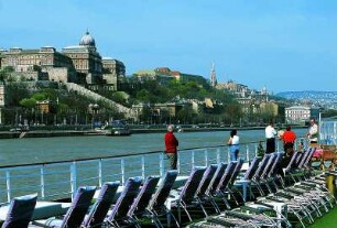 Budapest - Burgberg : Der Burgberg, von einem Donauschiff gesehen. Aufgenommen in Budapest 2001
