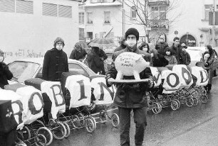 Freiburg im Breisgau: Protestaktion von "Robin Wood" vor dem französischen Konsulat