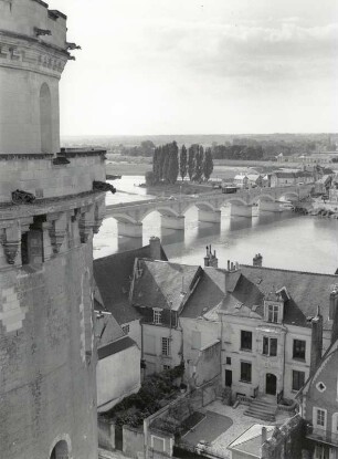 Blick von Schloß Amboise auf die Loire Brücke