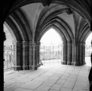 Breisach: Gotischer Bogen unter dem Münsterchor mit Durchblick auf Rhein