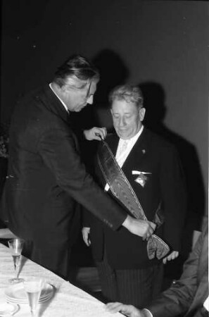Freiburg: Regierungspräsidium; Anton Dichtel 60 Jahre; Ministerpräsident Kurt Georg Kiesinger überreicht Anton Dichtel das Schulterband mit Stern zum Bundesverdienstkreuz