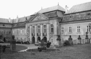 Dobríš (Tschechien), Schloss, Hof, Westseite, Dobris