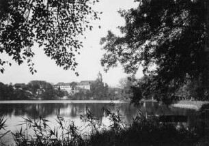 Bad Salzungen, Stadtansicht : Bad Salzungen. Stadtansicht mit Schloss und Kirche. Blick über den Salzunger See nach Nordwesten