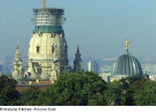 Ausstellungsgebäude des Sächsischen Kunstvereins : Blick aus der 12. Etage des Hotels "Am Terrassenufer" gegen Frauenkirche (Laterne eingerüstet) und Kuppel des Ausstellungsgebäudes des Sächsischen Kunstvereins