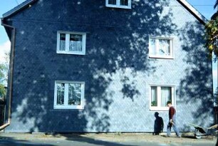 Giebelansicht eines Schieferhauses