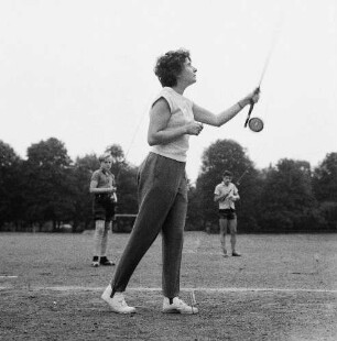 Helga Wischer-Rudolph beim Sportangeltraining auf einem Fußballplatz