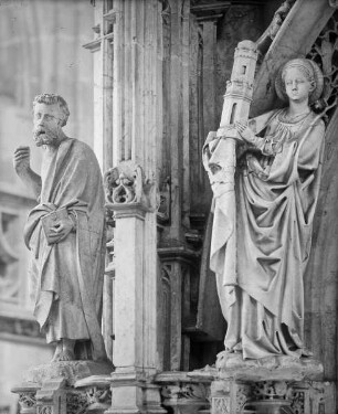 Grabdenkmal der Margarete von Österreich, gestorben 1530 — Obere Zone mit der Statue der heiligen Barbara am Südostpfeiler