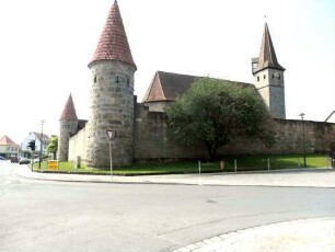 Effeltrich-Ansicht von Nordnordosten mit Nordost- und Südost-Rundturm sowie Kirche über Kirchhofmauer