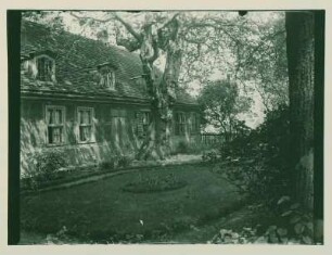 Haus mit Baum und Garten in Rummelsburg