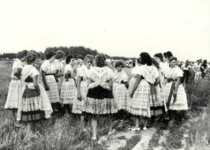 Tracht aus Neu Zauche : Kleidung - niedersorbische Tracht. Ort: Nowa Niwa / Neu Zauche. Mädchen in der Spreewaldtracht bei der Gelegenheit des Reitens um den Stollen.