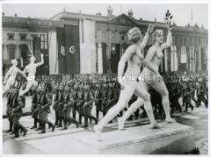 Aufmarsch der Wehrmacht Unter den Linden am ersten Tag der Olympischen Spiele in Berlin