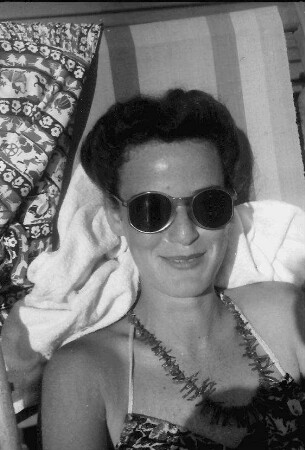 Tulcea [Dobrudscha]: Pressefahrt ins Donaudelta, Frau im Liegestuhl mit Sonnenbrille