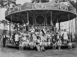 Coswig. Wettinstift (1913), Friedewaldstraße 10. Karussell mit Kindergruppe, vermutlich anläßlich der Eröffnung des Stiftes am 23. September 1913?