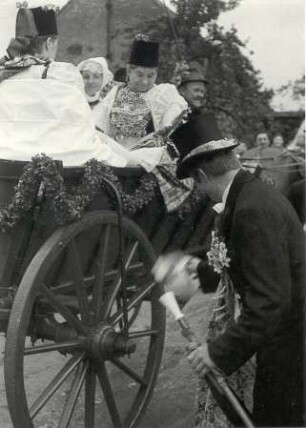 Dorffest in Bröthen : Gesellschaftliche Volkskultur - Heimat-, Volksfeste und Ähnliches. Ort: Brětnja / Bröthen. Darstellung einer sorbischen Hochzeit auf dem Dorffest.