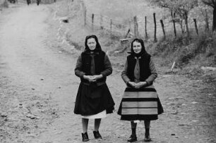 Zwei Frauen in Tracht (im Kreis Maramures)