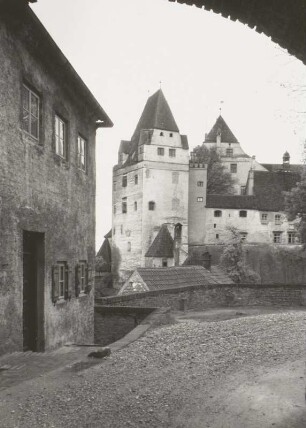 Am 2. Tor zu Burg Trausnitz : Landshut. Burg Trausnitz. Ansicht von Südwesten mit Wittelsbacher Turm