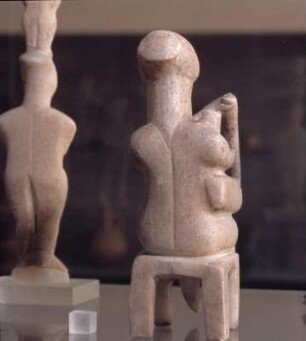 Karlsruhe. Badisches Landesmuseum. Harfenspieler : Karlsruhe, Badisches Landesmuseum, Nr. 255: Harfenspieler: von Thera, frühkykladisch II, frühe Spedos-Art, Marmor 16,5 cm