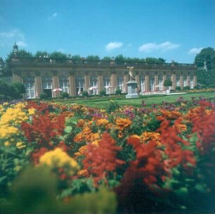 Weilburg. Schloß. Untere Orangerie mit Blumenrabatten