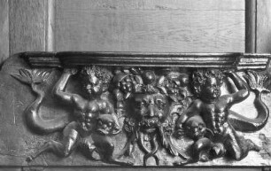 Brendelsches Chorgestühl, 3. Miserikordie: Putti mit Delfinen