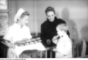 "Volkskontrolle". Verteilung beschlagnahmter Lebensmittel durch die Volkskontrolle auf Baustellen und im Krankenhaus, 1950