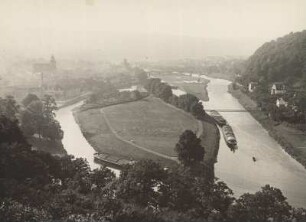 Blick auf den Zusammenfluss von Fulda und Werra zur Weser bei Hann.-Münden. Lastkähne (Zillen) befinden sich auf den Flüssen. Im Bildhintergrund liegt die Stadt im Nebel.