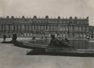 Versailles. Schloß, Gartenfront über Bassin