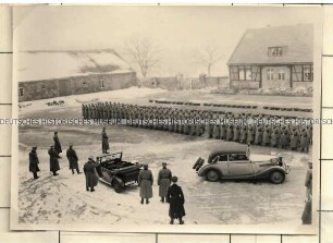 Angehörige der Ordnungspolizei mit Marschgepäck erhalten den Marschbefehl ?