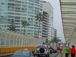 Lima-Miraflores - Wohnhochhäuser am Pazifik : Wohnhochhäuser stehen neben einer Straßenbrücke am Pazifik. Aufgenommen am 8. September 2011 in Miraflores, dem Stadtteil von Lima an der Pazifikküste